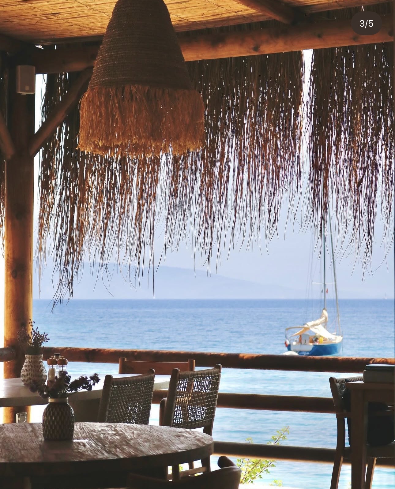 Restoran iç mekan, saçak detay, deniz manzarası