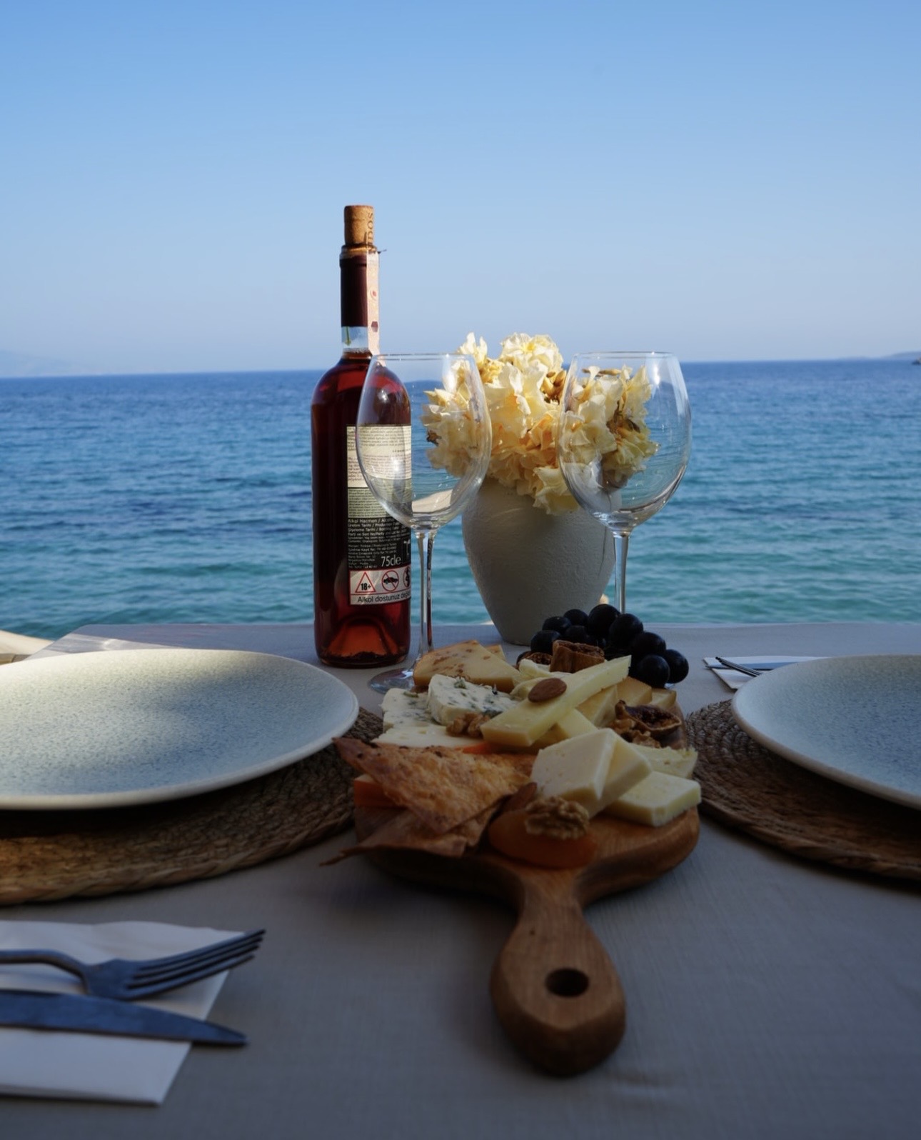 Sahil masası ve deniz manzarası